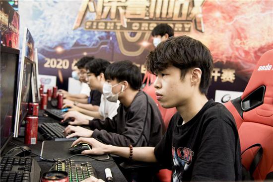 但他在球迷 但他在球迷